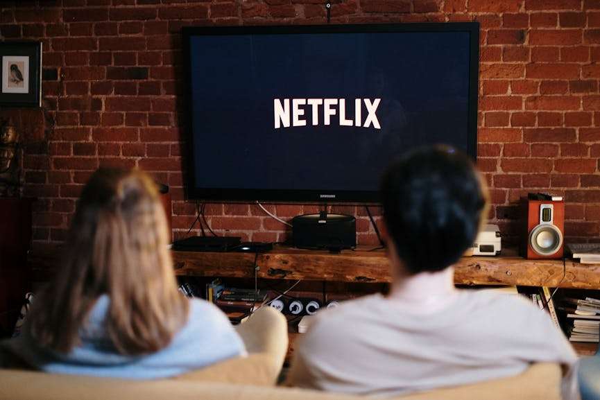 2 mensen die Netflix streamen op de tv