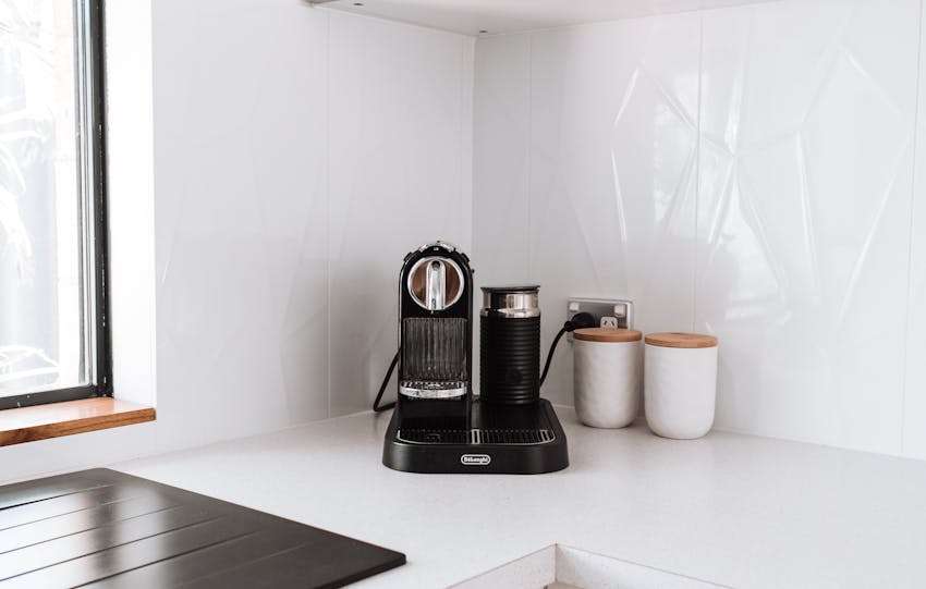 zwarte koffiemachine in de keuken