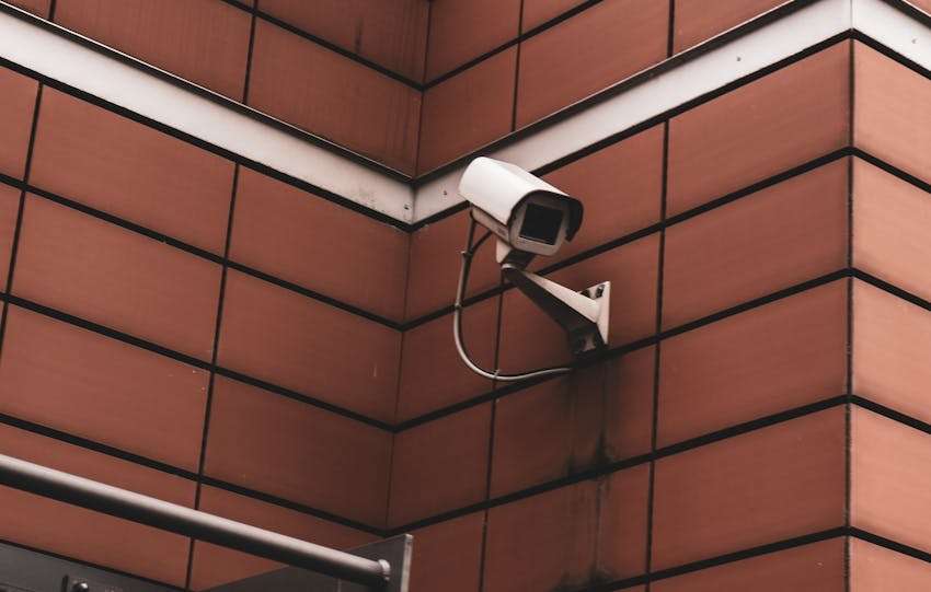 beveiligingscamera hangend aan de muur