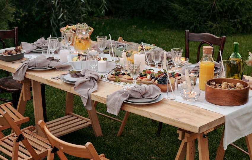 gezellige eethoek in de tuin