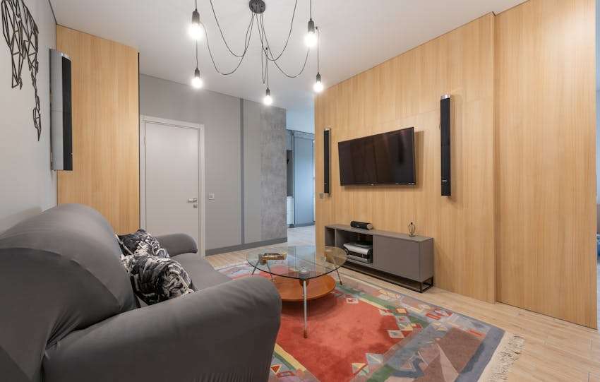 tv met 2 soundbars ernaast