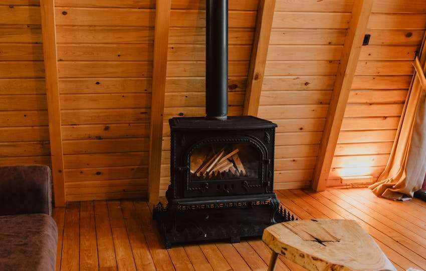 houtkachel in de kamer